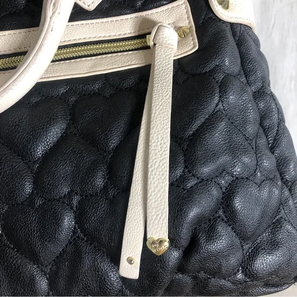 Betsy Johnson Oversized Roomy Quilted Heart Handbag Purse Crossbody Black Cream - Picture 4 of 15